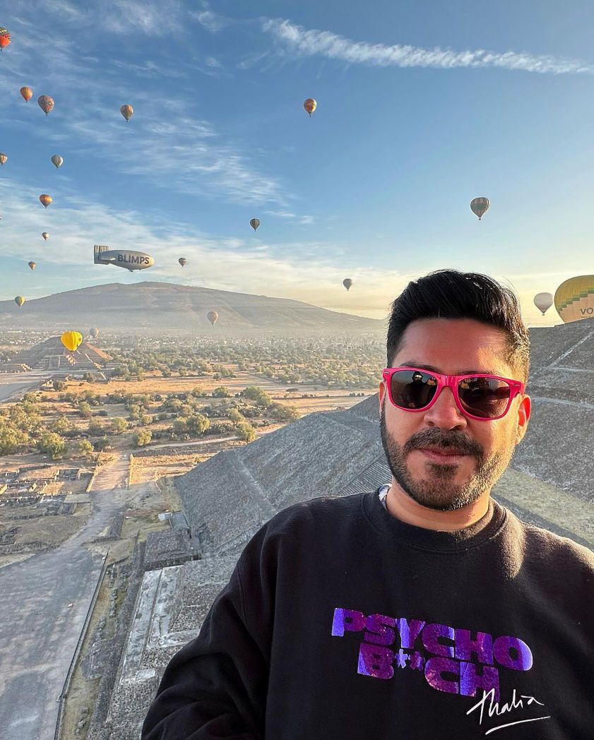 Teotihuacan hot air balloon ride: selfie of passengers with balloons over the pyramids