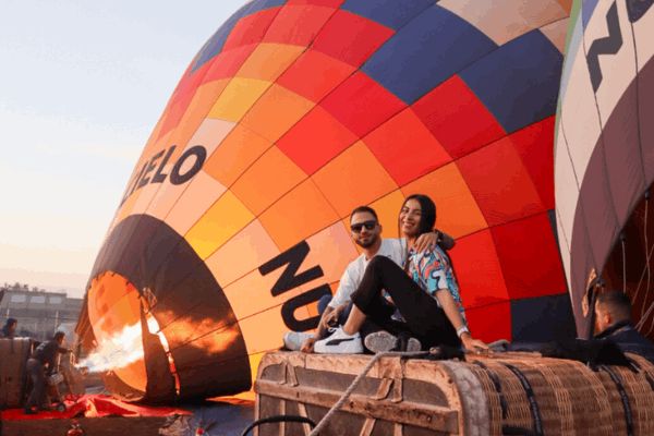 Couple enjoying a romantic hot air balloon flight in Teotihuacan
